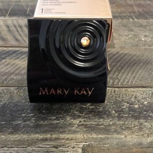 NIB Mary Kay 50th anniversary mini compact